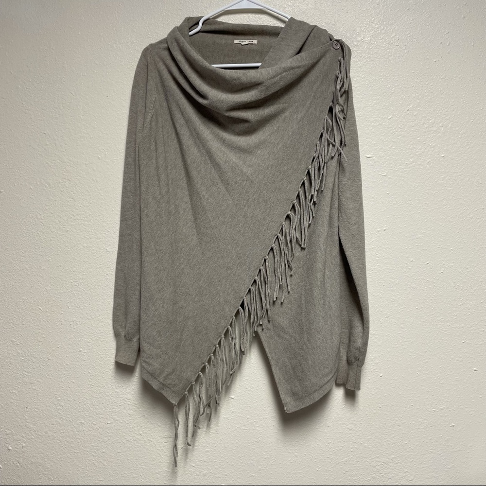 Tea n Rose Asymmetrical Short Cardigan - Picture 2 of 16